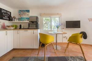 eine Küche mit 2 gelben Stühlen und einem Tisch in der Unterkunft Boutique Apartment Altea La Vella in Altea