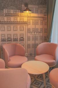 a waiting room with two chairs and a table at Mouraria Lisboa Hotel in Lisbon