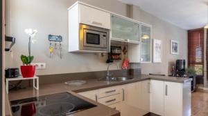 a kitchen with a sink and a microwave at Apartamento en Playa del Ingles CC Yumbo in Maspalomas