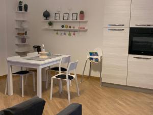 a kitchen with a table and chairs and a counter at Interno5 in Bari