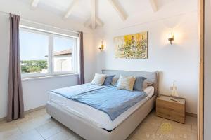 A bed or beds in a room at Vista Villas - Sweet Life Apartment Villa S