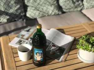a bottle of wine sitting on top of a table at Pace in Kuvaszó-Casă la cheie in Filia