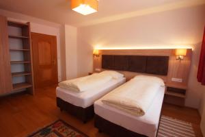 a bedroom with two beds in a room at Gasthof zur Post in Strasswalchen