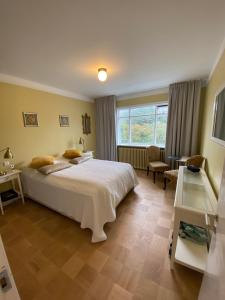 ein Schlafzimmer mit einem großen weißen Bett und einem Fenster in der Unterkunft Casa Dísa - Dreams, A Boutique Guesthouse in Reykjavik City`s Central Park and Botanical Garden in Laugardalur, Hot-Spring-Valley in Reykjavík