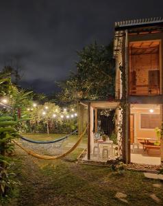 ein Haus mit einer Hängematte draußen in der Nacht in der Unterkunft Pousada do Condado in Paraty