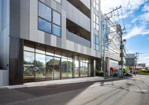 小田原市にあるTHE VIEW Odawara shiro-no mieru hotel - Vacation STAY 66089vの大きな窓のある大きな建物