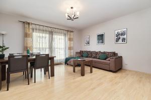 弗次瓦夫的住宿－Apartment Wrocław Krawiecka by Renters，客厅配有沙发和桌子