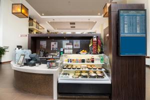 una panadería con una vitrina llena de pasteles en Ontario Airport Hotel & Conference Center en Ontario
