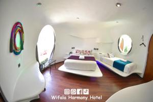 Un pat sau paturi într-o cameră la Wifala Harmony Hotel
