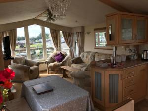 Dapur atau dapur kecil di Three Lochs Holiday Caravan for Families & Couples