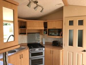 Dapur atau dapur kecil di Three Lochs Holiday Caravan for Families & Couples