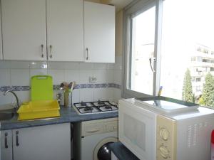 a kitchen with a stove and a washing machine at Studios à Golfe juan in Golfe-Juan