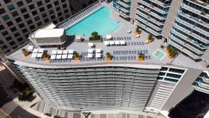 Bazén v ubytování Hyatt Centric Brickell Miami nebo v jeho okolí