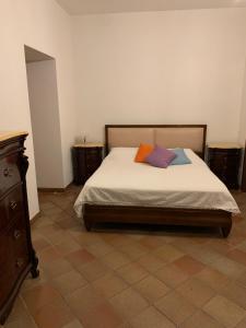 een slaapkamer met een bed met 2 kussens erop bij U'Giruni in San Donato di Ninea