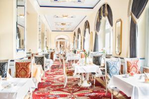 Häcker's Hotel في باد إمس: مطعم بطاولات بيضاء وكراسي
