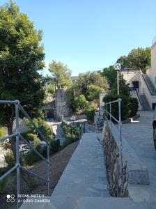 een stenen loopbrug naar een kasteel bij Casafischea18 in Moneglia