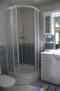 een badkamer met een douche, een toilet en een wastafel bij Beachwood Villas in Marmaris