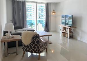 een woonkamer met een tafel en een bank bij Miami Sunny Isles ocean reserve 704 in Miami