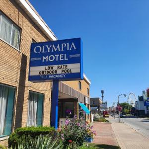 un panneau indiquant un motel devant un bâtiment dans l'établissement Olympia Motel, à Niagara Falls