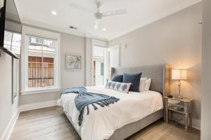 um quarto com uma cama grande e uma janela em The Azalea Suite at 124 Spring em Charleston
