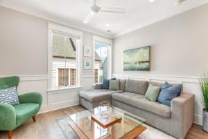 uma sala de estar com um sofá e duas cadeiras em The Azalea Suite at 124 Spring em Charleston