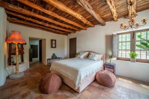 una camera con letto e soffitto in legno di ROBBY'S ibiza a Sant Josep de sa Talaia