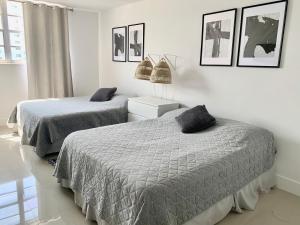 Een bed of bedden in een kamer bij Miami Sunny Isles ocean reserve 704