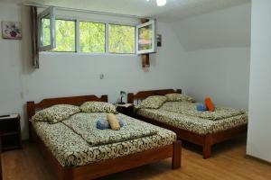 Ένα ή περισσότερα κρεβάτια σε δωμάτιο στο Pensiunea Beatrice