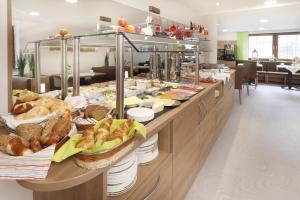 een buffet met verschillende soorten brood en gebak bij Hotel Pension Stern in Bad Buchau