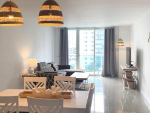 een woonkamer met een bank en een tafel bij Miami Sunny Isles ocean reserve 704 in Miami