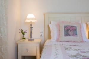 Postel nebo postele na pokoji v ubytování Ktima Aniforeli Luxury Villas