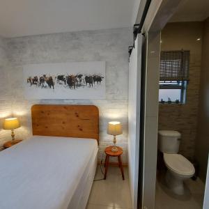 - une petite chambre avec un lit et des toilettes dans l'établissement Bergsig 2A, à Clanwilliam