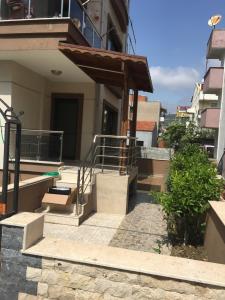 une maison avec des escaliers et un balcon dans l'établissement Çandarlı little sweet house, à Dikili