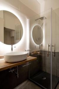 卡普爾索的住宿－AriaRoom219，一间带水槽和镜子的浴室