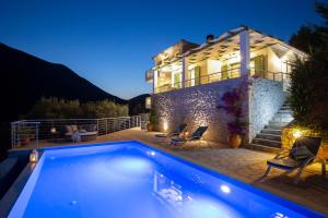 Bazén v ubytování Ktima Aniforeli Luxury Villas nebo v jeho okolí