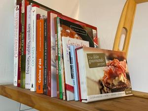 un estante lleno de libros en una pared en Charming appartement in the heart of Barcelona en Barcelona