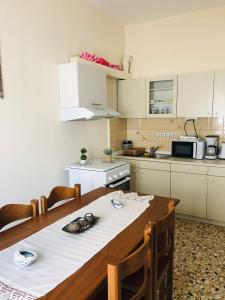 Kuchyň nebo kuchyňský kout v ubytování Faros Axd Downtown Hostel