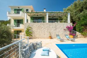 Bazén v ubytování Ktima Aniforeli Luxury Villas nebo v jeho okolí