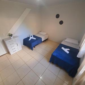 Habitación pequeña con 2 camas y una mancha negra en la pared. en CASA DU VÔ, en Santa Teresa