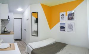 1 dormitorio con cama, lavabo y espejo en MF Апартаменти пр-т Берестейський 106А en Kiev