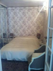 A bed or beds in a room at Magnifique Appartement dans Hôtel Particulier Monument Historique