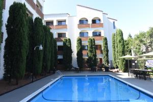 a swimming pool in front of a building at Avante, a JDV by Hyatt Hotel in Mountain View