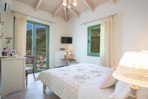 TV a/nebo společenská místnost v ubytování Ktima Aniforeli Luxury Villas