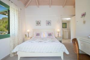 Postel nebo postele na pokoji v ubytování Ktima Aniforeli Luxury Villas