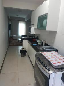 a kitchen with a stove and a counter top at Mirante de Escarpas 801 in Capitólio