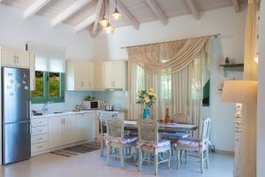 Kuchyň nebo kuchyňský kout v ubytování Ktima Aniforeli Luxury Villas
