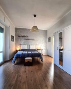 Conero Apartments في كاميرانو: غرفة نوم مع سرير وبطانية زرقاء