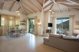 TV a/nebo společenská místnost v ubytování Ktima Aniforeli Luxury Villas