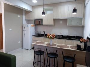 Een keuken of kitchenette bij Flat Olímpia com Área de Churrasqueira privada e tudo novo