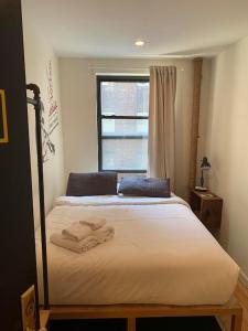 Кровать или кровати в номере Chelsea Rooms NYC